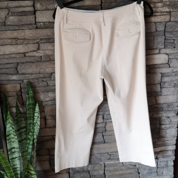 Larry Levine Cream Capris - Picture 2 of 7